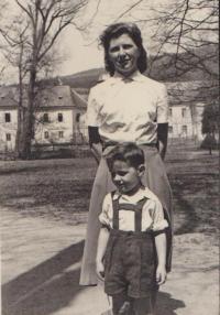 Olga with her son near the Manetin castle