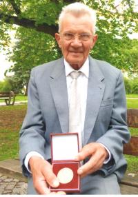 2013 Josef Pokorník s medailí Jana Sarkandera