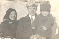 1935 with parents