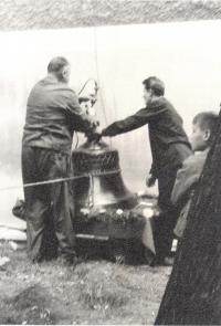 1968 vytahování zvonu Panna Maria