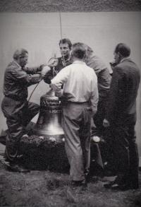Picking up the bell of the Virgin Mary