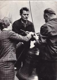 Usazování zvonu, příprava na vytahování na věž