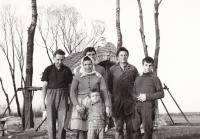 Při opravě kapličky