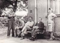 Josef Pokorník s přáteli, odpočinek po práci