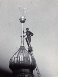 Josef Pokorník při opravě věže