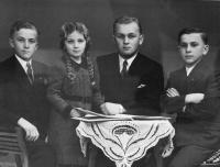 Ludgarda Plačková s bratry / uprostřed Josef / vlevo Karel / vpravo Alois / 1938