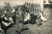 Ludgarda Plačková na dvoře statku v Hati / asi 1931