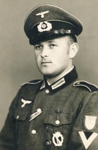 Bratr Ludgardy Plačkové Josef / v uniformě wehrmachtu na dovolence / srpen 1943