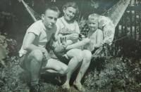 Karla Šimková se syny Arnoštem a Karlem