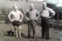 14-Mezilesí Laudón-zprava Antonín Zvědínek-pan Šerák sedlák z Dřínova-jeho syn Miroslav Šerák