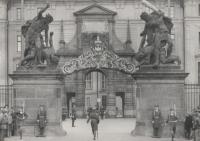 Hlavní brána Pražského Hradu. Stanoviště č.1 a č.2