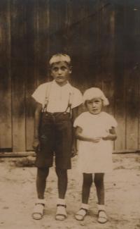Šulentićová Drahuška with her brother Pepa in the 2nd half of 1930s
