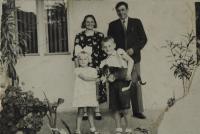 Rodina Pařízkových před domem v Malých Zdencích se psem Punťou, 1939