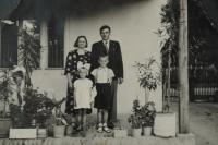 Rodina Pařízkových před domem v Malých Zdencích, 1939