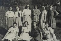 Šulentićová Drahuška (nahoře třetí zleva) s děvčaty z Besídky venkovského dorostu, 1949