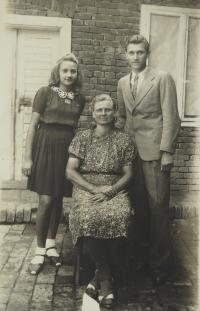 Rodina Pařízkových, když Pepa odjížděl do Československa, 1947