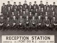 US Army, druhá řada odspoda, čtvrtý zprava