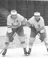 Obránce Jaromír Meixner (vlevo)