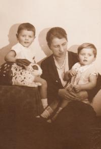 Dana Seidlová s bratrem a matkou