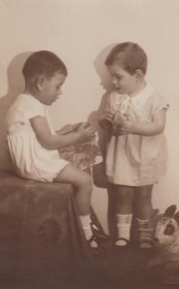 Dana Seidlová (vpravo) s bratrem