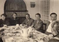 V Hraběšíne,  uprostřed vedle sebe rodiče Dany Helena a Gaston Guthovi
