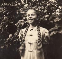 Dana Seidlová před stříháním copů, ca 1942