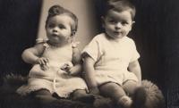 Dana Seidlová s bratrem Jiřím Guthem, 1930
