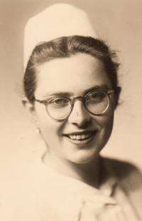 Školní fotografie Dany Seidlové, 1950, škola porodních asistentek