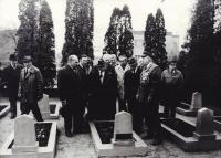 sraz veteránů na hřbitově Ostravské operace – pan Šulák zcela vpravo.