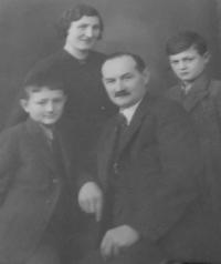 Rodina Nemajerova - rodiče Bořivoj a Marie a děti Bořivoj a Vladimír