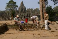 Kambodža - chrám Bajon, sondy do pískovce