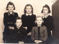 1944-1945 Jana Vacíková s kamarádkami vpravo dole