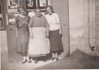 Babička uprostřed před svým krámkem, maminka vlevo , její setřenice vpravo