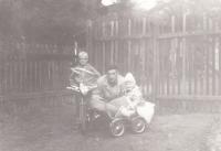 1973 Josef Vacík, děti  Eva a Víťa