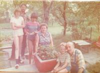 1983 Josef Vacík se synem Víťou, Jana vacíková, dcera Eva v bílém, kamarádka a kamarád