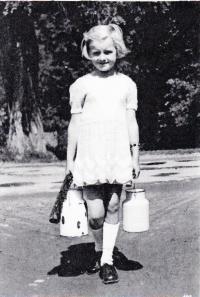 Jana 6 let, s bandaskami pro mléko