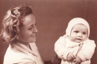 1963 Jana Vacíková se svou mladší sestrou Marií