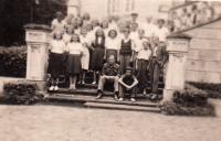 1947 - 1948 Na školním výletě, Josef Vacík na schodech, Jana Vacíková - žákyně první řada vlevo