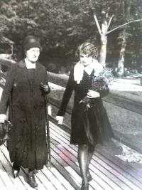 Jeho matka Marie s jeho babičkou, před 2.sv.válkou