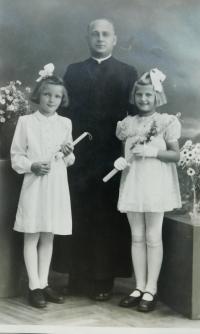 Ludmila Koláčková (Vlachová) při prvním přijímání v Rožnově pod Radhoštěm