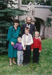 Vlastimil Bartoš s manželkou Marií a syny Pavlem, Václavem a Adamem v roce 1995