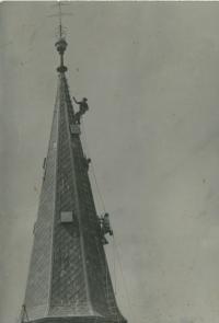 Vlastimil Bartoš během opravy střechy kostela v osmdesátých letech