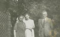 Maminka Marie Kepplová se svými rodiči asi 1936