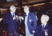 Plukovník v. v. Vašek na současné fotografii ve společnosti spolubojovníků z druhé světové války