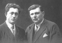 Bratři Halaškovi, Mariin otec Vojtěch vlevo, cca 1935