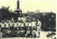 Marie Pešková (spodní řada, sedící pátá vlevo), všesokolský slet, Praha, 1948
