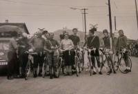 Účastníci zájezdu do Rakouska na kolech, Marie uprostřed, 1968