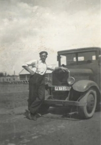 Mariin otec Vojtěch Halaška u auta, cca 1934