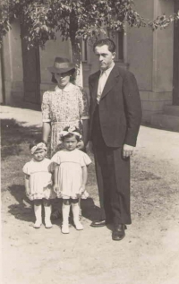 Marie (vpravo) s rodiči Marií a Vojtěchem Halaškovými a sestrou Zdenkou, Kvítkovice, cca 1941