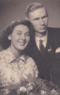Svatební fotografie Václava Moravce a Marty roz. Doškářové, Čáslav 4.srpna 1949